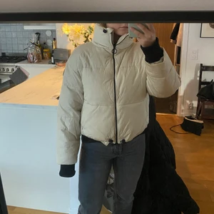 Dunjacka  - Kort dunjacka från Zara. Köpt förra året och har aldrig använt den tyvärr.