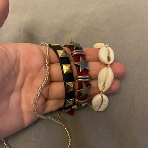 Blandade smycken  - Säljer dessa tre fina armband och ett pärlhalsband!! De röda och svarta armbanden kostar 30kr st och de med snäckorna 20kr och halsbandet 20kr ❤️