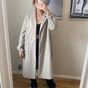 Beige kappa  - SÅ snygg beige kappa från Gina! Säljer då jag har så många. Frakt tillkommer. 