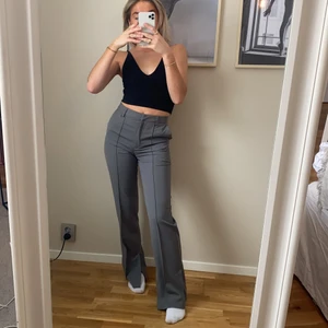 Gråa kostymbyxor med slits  - Gråa kostymbyxor med slits. Frakt tillkommer. Prislapp kvar! 