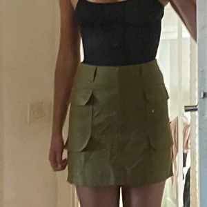 Olivgrön kjol  - Jättefin kjol som är använd fåtal gånger!