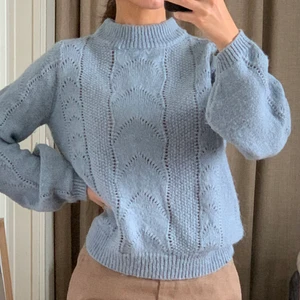 Stickad tröja, halvpolo H&M - En gosig tröja i ljusblått med stilig passform i halvpolo och ballongärm. Inköpt från H&M trend och är i storlek xs. Använd ca 3 gånger. Inga hål eller fläckar. Rekommenderas till dig som vanligtvis har xs i tröjor. (Frakt ej inräknat i pris)