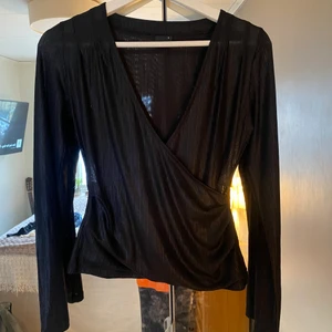 Festtopp - Superfin svart tröja, aldrig använd från Gina Tricot. Detalj i sidan som gör att den sitter så fint. Köparen står för frakt/mötas upp i Uppsala⭐️🤝💖💖