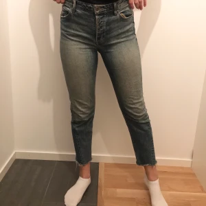 Momjeans, stl 38 H&M - Mom jeans från H&M med snygg tvätt. Stl 38. Något små för mig, sitter nog ännu snyggare om man är en storlek mindre. Tvättas såklart innan leverans. Frakt betalas av kunden 📦 