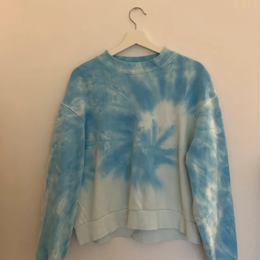 Super cool sweetshirt! Köpt från weekday och knappt använd så den är som ny!💙 Strl XS men funkar även som S! På mig som är ca 163 sitter lite oversized. 100kr + 66kr frakt! Säljer direkt så inga bud!! Kolla gärna in resten av min sida:) säljer massvis blilligt just nu pga av rensning🥰. Tröjor & Koftor.