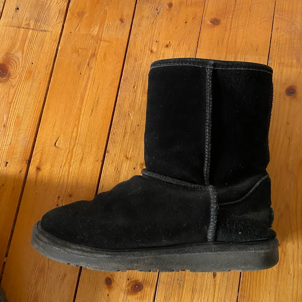 Säljer min svarta varma och sköna ”uggs”, det är en kopia, men ser identiska ut om man inte kollar på märket på baksidan vid hälen. Storlek 41, men passar 38/39 om man har tjocka strumpor vilket man gärna vill ha på vintern❤️ de är i fint skick men använt skick, därav priset❤️❤️ Kan mötas upp i Stockholm eller frakta, om frakt så tillkommer fraktkostnad🥰❤️. Skor.