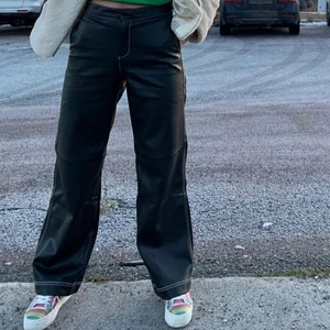 Skinnbyxor Zara - (lånade bilder) 🤩 ett par skinnbyxor från Zara med vita sömmar i storlek M, funkar på mig som S också. Använda max 5 gånger och i superfint skick! Helt slut på hemsidan. Skicka meddelande för fler bilder 🥰 köpta för 600 kr