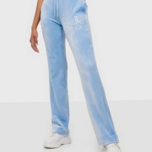 Juicy couture  - Bilderna är tagna ifrån internet, om du vill ha flera bilder så skriver du privat. Har knappt använt byxorna då dom inte är min stil 