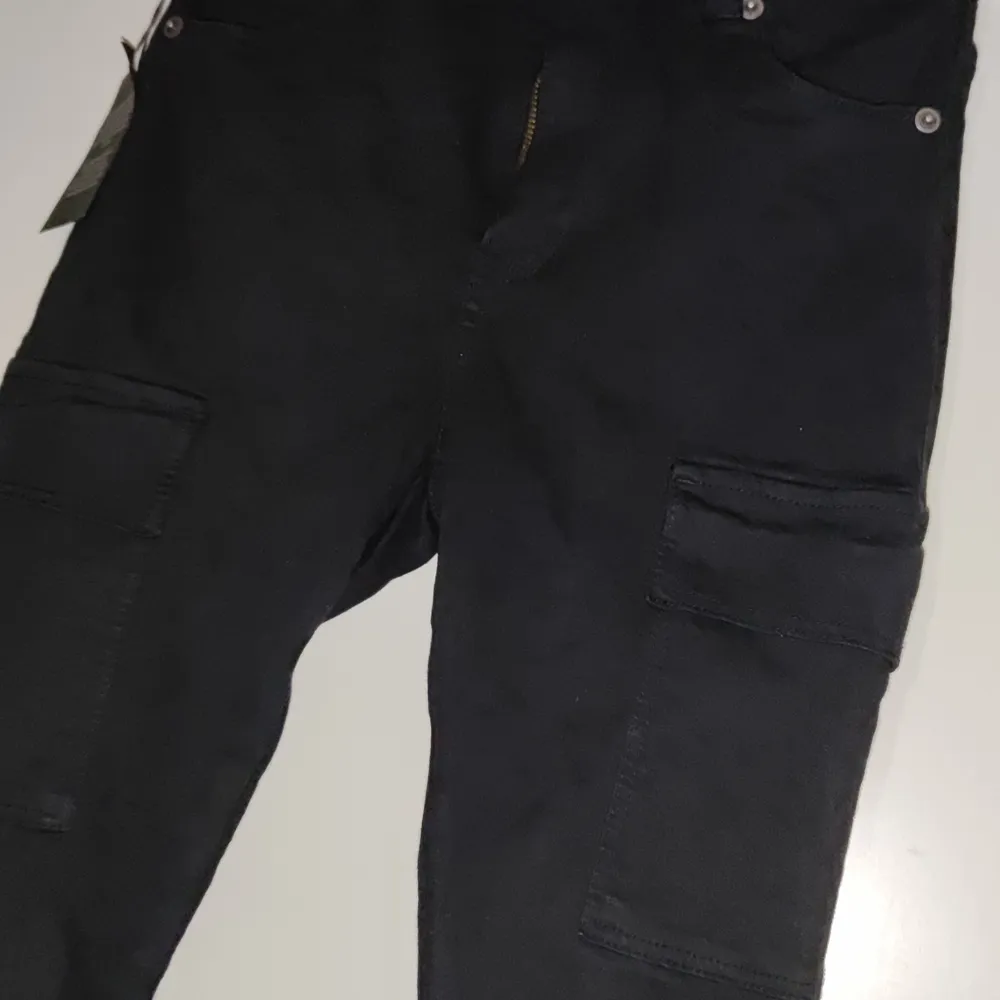 Helt nya jeans från Drdenim säljes då jag köpte dem som motivation till att gå ner i vikt men har insett att jag aldrig kommer att komma i dem. Nypris 499kr. Säljer dem för 300kr+ frakt. Kan även skickas spårbart men då står du för den extra fraktkostnaden. Strl M men jag skulle nog mer säga xs-s. Jeans & Byxor.