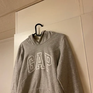 Hoodie GAP - Hoodie från Gap i mycket fint skick! Säljer för 80kr(pris kan diskuteras) köpare står för frakt!