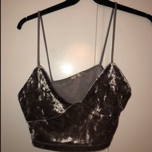 Topp från Zara  - Topp från Zara använt men bra skick. En tråd har lossnat se bild 1 därav priset 
