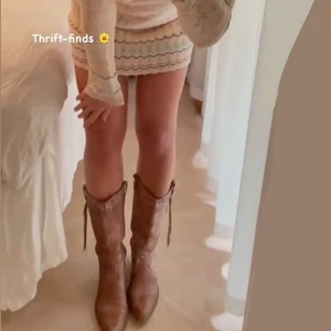 Cowboy boots - Jätte jätte fina cowboy boots som tycärr inte kommer till användning då dem är fel storlek. Dem är 36 och jag brukar ha 39 därav kan jag få på mig dem men dem är betydligt för små:/ första bilden är lånad och bara ett iprinsip lika dana, båda har fransar på sidorna! Fint skick 