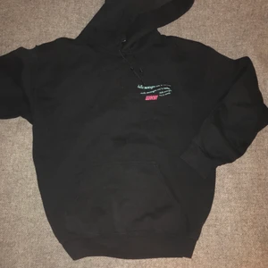 Svart hoodie  - Svart hoodie från Urban outfitters med skön passform och snygga tryck💗 Storlek S men passar också mig som M. Skriv gärna vid frågor!
