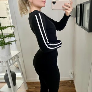 Tröja - Skön magtröja, fint använd 🖤🤍