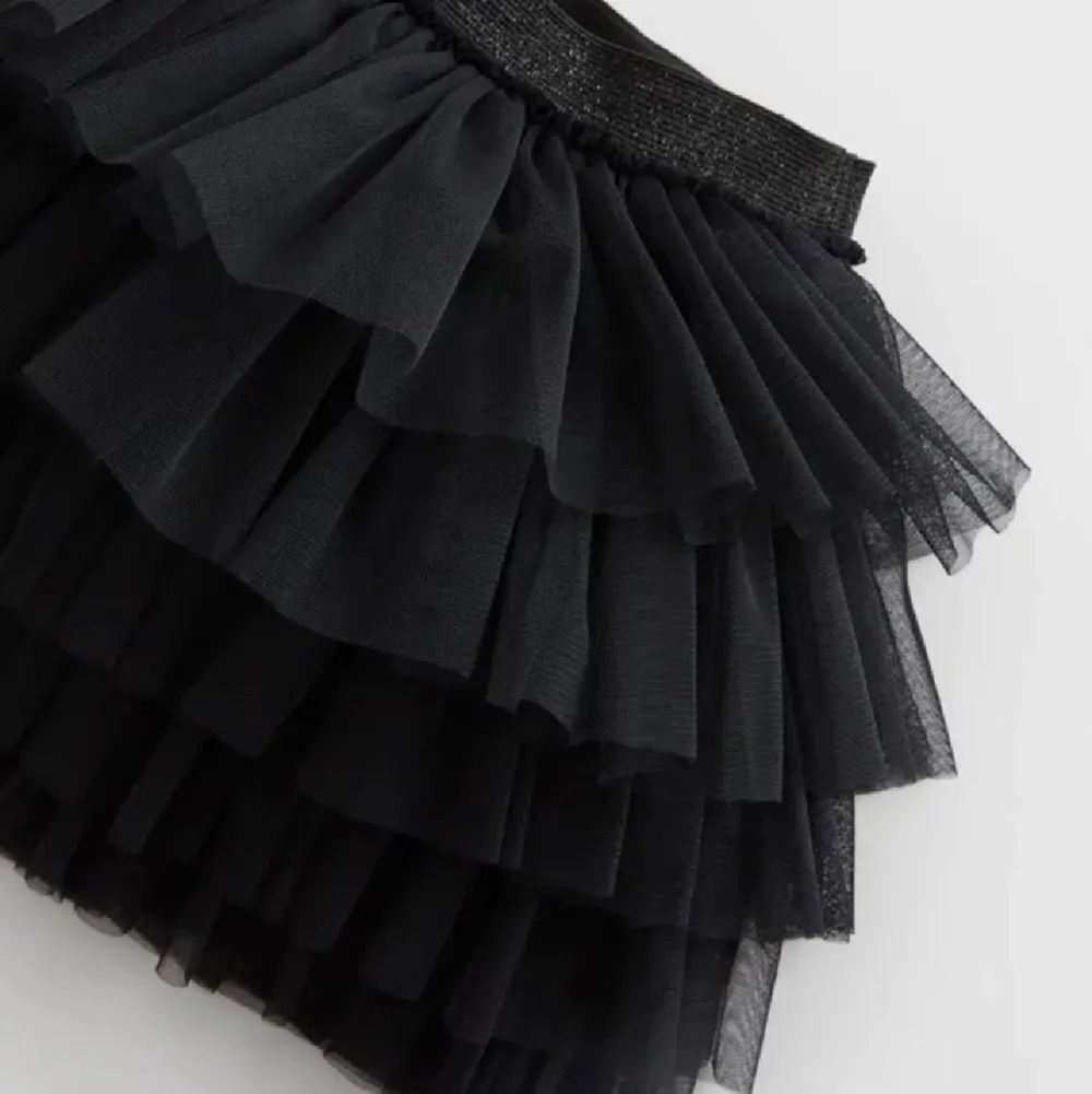 Jättefin kjol från zara, som inte kommer till användning! Bra skick, utan defekter. (första bilden är lånad) 🤗 om många intresserade blir det budgivning. Storleken är 152cm / 11-12 år (jag är ca 174)💗💗💗💗  köp direkt för 400kr. Kjolar.