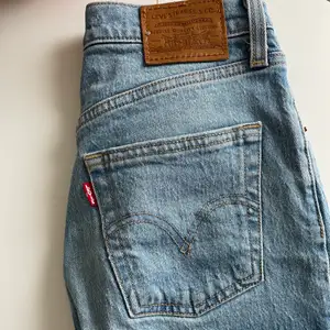 Säljer dessa Levis jeans pga för små. Modell: Ribcage straight med slitningar vid benets slut. Storlek 24, Längd 27. Använda fåtal gånger, i fint skick. 