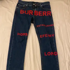 Säljer nu mina Burberry straight fit horseferry print japanese denim jeans. Condition: 9.5/10, endast använda ett fåtal gånger. Nypris 6000kr. Priset kan diskuteras och kan även skicka fler bilder om det skulle önskas. Endast seriösa köpare! 