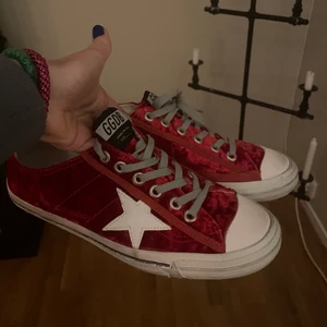 Golden goose sneakers - Röda supersnygga golden goose sneakers som inte går att lämna tbx🙈 nypris 3699kr och kan tänka mig gå ner en del i pris för att få sålt dom!💕 skriv privat om du vill ha fler bilder eller frågor! Aldrig använda, endast provade💘
