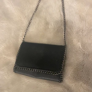 Svart väska  - Jättefin väska, väl använd vilket syns lite på kedjan, annars bra skick. Köparen står för frakt