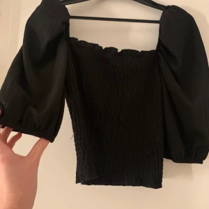 Topp - Fin topp från hm med halvlånga armar med resår längst ner. Delen som sitter över magen är också i stretchigt material. Använd 2 gånger