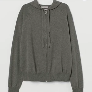 En superfin cashmere kofta från hm😽 - Köptes för ca 1000kr jättefint skick använt ca 3-4 ggr🥰 Skriv vid fler bilder!