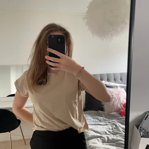 Beige T-shirt från zara - Beige T-shirt från zara. Knappt använd strl s. Pris 50kr + frakt💗