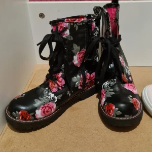 vox tweens  stövlar  - vox tweens stövlar i storlek 35 i ny skick använt bara en gång.  Säljas för 200 kr ..finns i malmö 