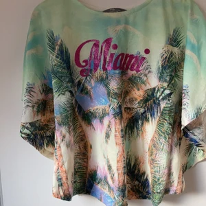 Miami tröja - Jätte skön och luftig tröja med Miami tryck!