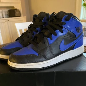 Air Jordan 1 Mid  - Air Jordan 1 Mid i storlek 36,5 använda vid få tillfällen. Jättefina 😊 skickar med spårbart 