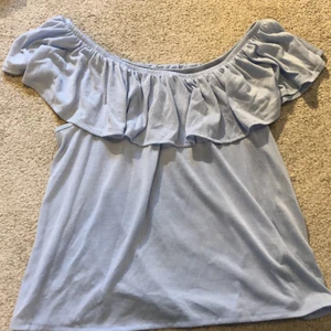 Gullig volangtopp - Gullig volangtopp till sommaren från HM. Kostar 20kr+15kr frakt och är i strl S men skulle snarare säga xs💙💙