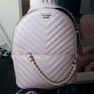 J - Jqg säljer en rosa väska och den har tre fack. Den är billig och märket heter Victorias secret. 