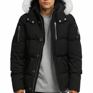 Moose Knuckles  - Jakken er litt slitt, men holder deg fortsatt varm. Kan vaskes på vaskeriet om det er ønskelig. Sending av jakke koster 50-150kr. 