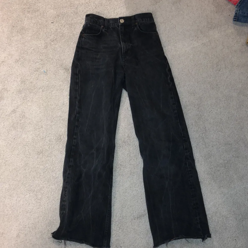 Populära Zara byxor med urtvättad stil i storlek 32. Säljer dessa snygga jeans eftersom de är för små för mig men tycker att de är assnygga och sköna! Har endast hunnit användas ca 3 ggr men köpte själv på second hand. 50kr+frakt💜. Jeans & Byxor.