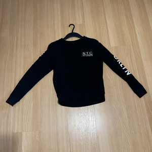 Tunn sweatshirt  - En tunn, svart långfärdsskridskor med vitt tryck på. Välanvänd men i fint skick