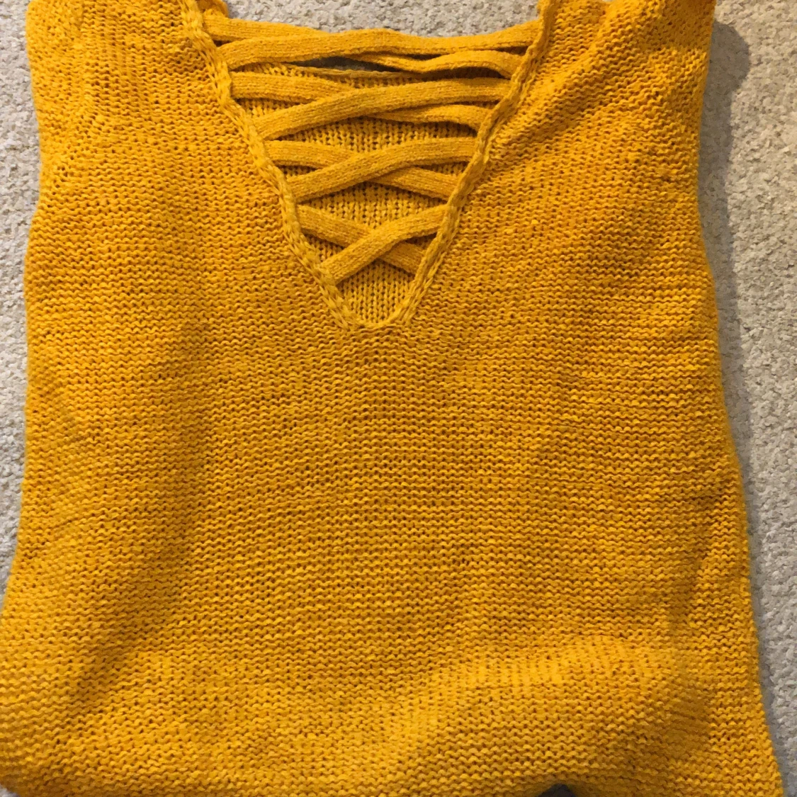 Gullig gul sweatshirt med crossed rygg