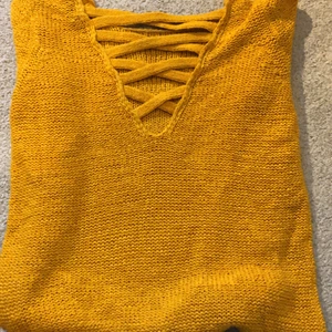 Gullig gul sweatshirt med crossed rygg - En skön och luftig sweatshirt med fin detalj i form av crossed rygg! Bra skick å kostar 60kr+frakt men kostade 200kr nypris❣️❣️