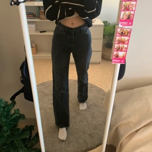 Massimo dutti jeans - Säljer nu mina lååånga svarta massimo dutti jeans. Jag är 181 och de går ner till foten på mig som man ser på bilden❤️ Säljer då jag inte använder de längre, kontakta för frågor😊