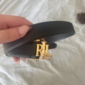 Ralph lauren skärp - Svart ralph lauren skärp, sparsamt användt!! Storlek S☺️ finns i Jönköping annars står köparen för frakten