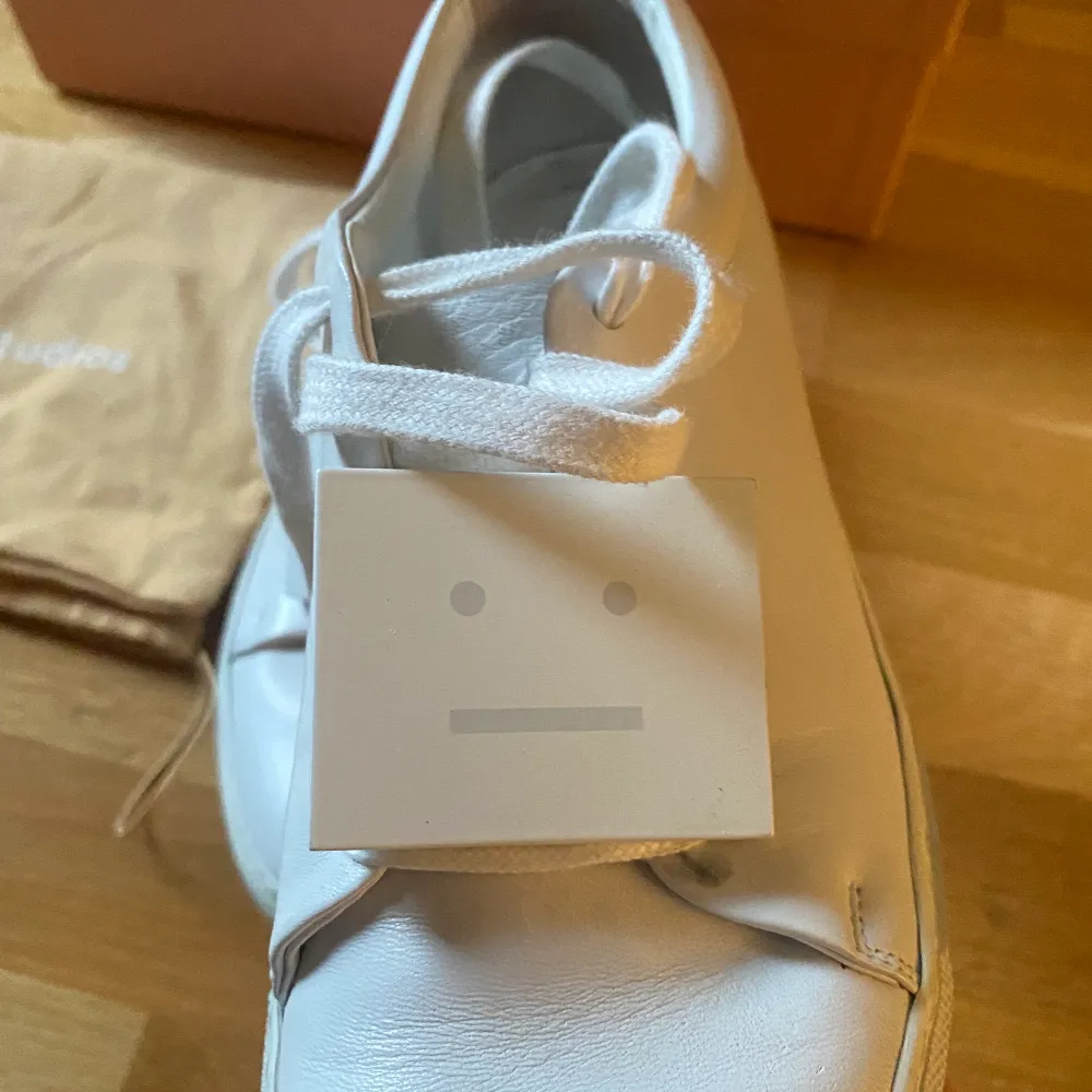 Lägger upp igen. Säljer nu mina jättefina acne studios sneakers. Fint skick, en liten repa där fram på högerskon men inget man tänker på. Nypris ca 3000. Skor.