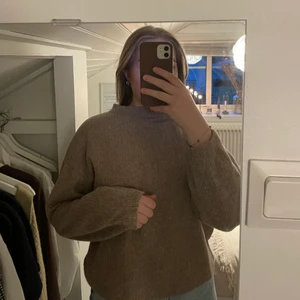 Stickad tröja - Beige stickad tröja i nyskick! 💓