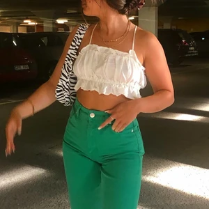 Vit gullig topp från H&M  - Säljer denna drömmiga och gulliga topp med volanger och knytningar💕frakt tillkommer