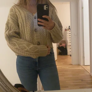 Stickad - Jätte söt tröja som tyvärr inte kommer till användning, skönt tyg o passar ganska bra till många olika jeans.
