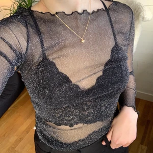 Supersöt glittrig meshtop från chiquelle - Plagget är perfekt till nyårs firande eller annan festlighet. Strl xs. Endast använd fåtal gånger.