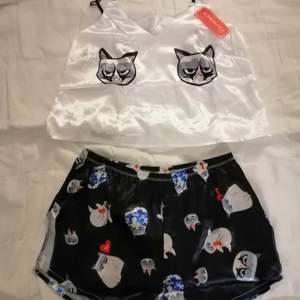 Ny Grumpy cat pijamas str.S-M..har 3 olika färger original förpackning kan passa som present 