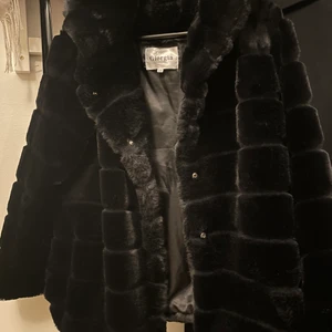 Pälsjacka storlek S - Säljer denna pälsjacka i storlek S men passar även som Xs. Medium lång