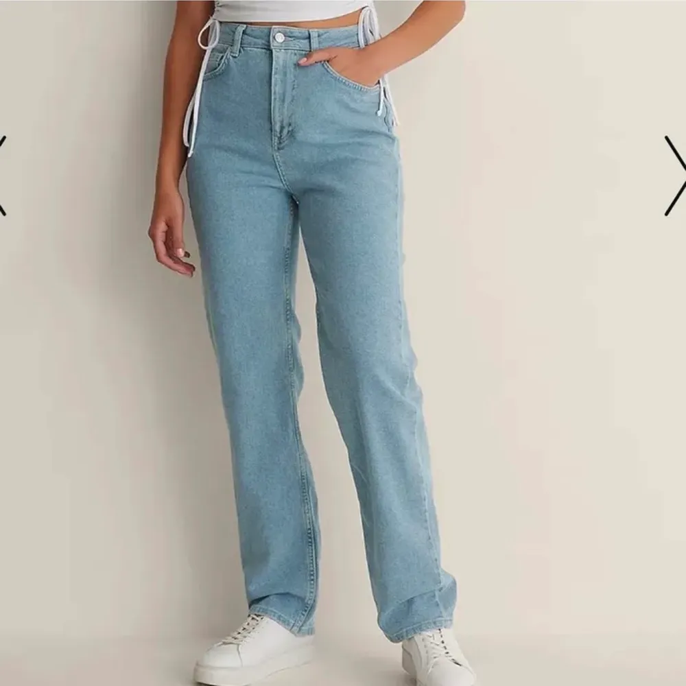 Raka blå jeans från na-kd, super sköna och är i stl 40, säljer pågrund utav för stora 🤍. Jeans & Byxor.