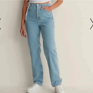 Raka jenas - Raka blå jeans från na-kd, super sköna och är i stl 40, säljer pågrund utav för stora 🤍