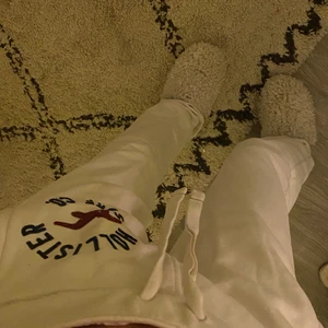 vita mjukisbyxor  - så sköna vita mjukisbyxor från hollister, raka i modellen och långa i benen, stl M men jag bär oftast xs/s i byxor så passar de med,