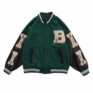 Vintage varsity jacka - Köpte den för 600kr några månader sedan här på plick och har använt den kanske 7ggr. Den är i perfekt nyskick. Storlek L men är inte så stor på mig som är S/M. Frakten kommer kosta 90kr!