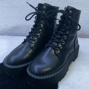 Kängor  - Ett par svarta platåkängor. Köpte förra veckan men är tyvärr för små för mig 🤍